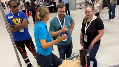 Interested customers at the WEINMANN booth