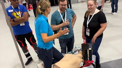 Interested customers at the WEINMANN booth