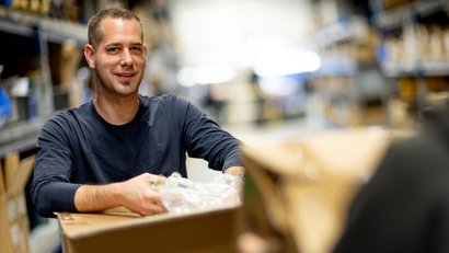 Employee hands over a product in the warehouse