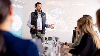 WEINMANN employee speaks in front of training participants