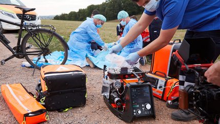 Système CARL Des sauveteurs et des médecins urgentistes traitent un patient utilisant CARL