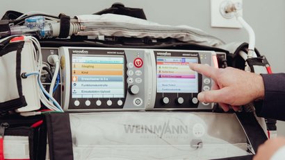 MEDUCORE Standard² shows ventilation modes and patient selection on two displays.
