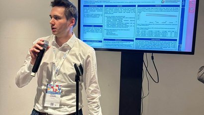 WEINMANN employee presents an abstract
