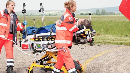 Transportbeatmungsgeräte für höchste Patientensicherheit im Rettungsdienst Notfallsanitäterinnen bringen einen Patienten mit Beatmungsgerät auf einer Fahrtrage zum Rettungshubschrauber.