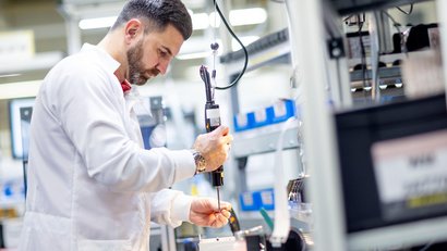 WEINMANN-Mitarbeiter wartet Beatmungsgerät