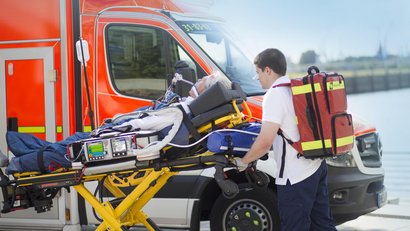 MEDUMAT Standard2 und MEDUCORE Standard2 vor einem Krankenwagen