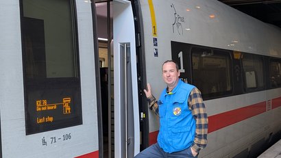 Ehrenamtlicher Helfer bei der Bahnhofsmission Hamburg Hbf