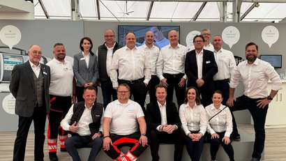 Group picture of WEINMANN employees at the RETTmobil