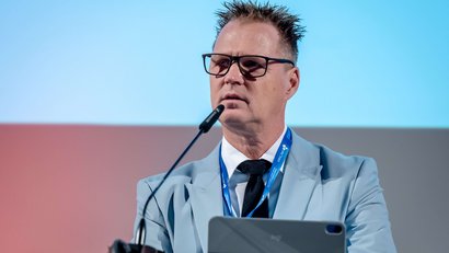 André Schulte holding a speech