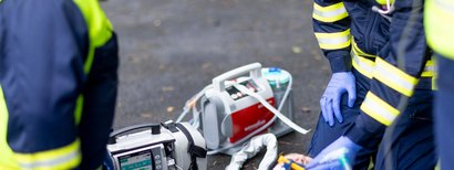 Ambulancier lors d'une réanimation sur le terrain avec MEDUMAT Standard².