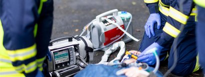 Notfallsanitäter bei der Reanimation im Außeneinsatz mit MEDUMAT Standard²